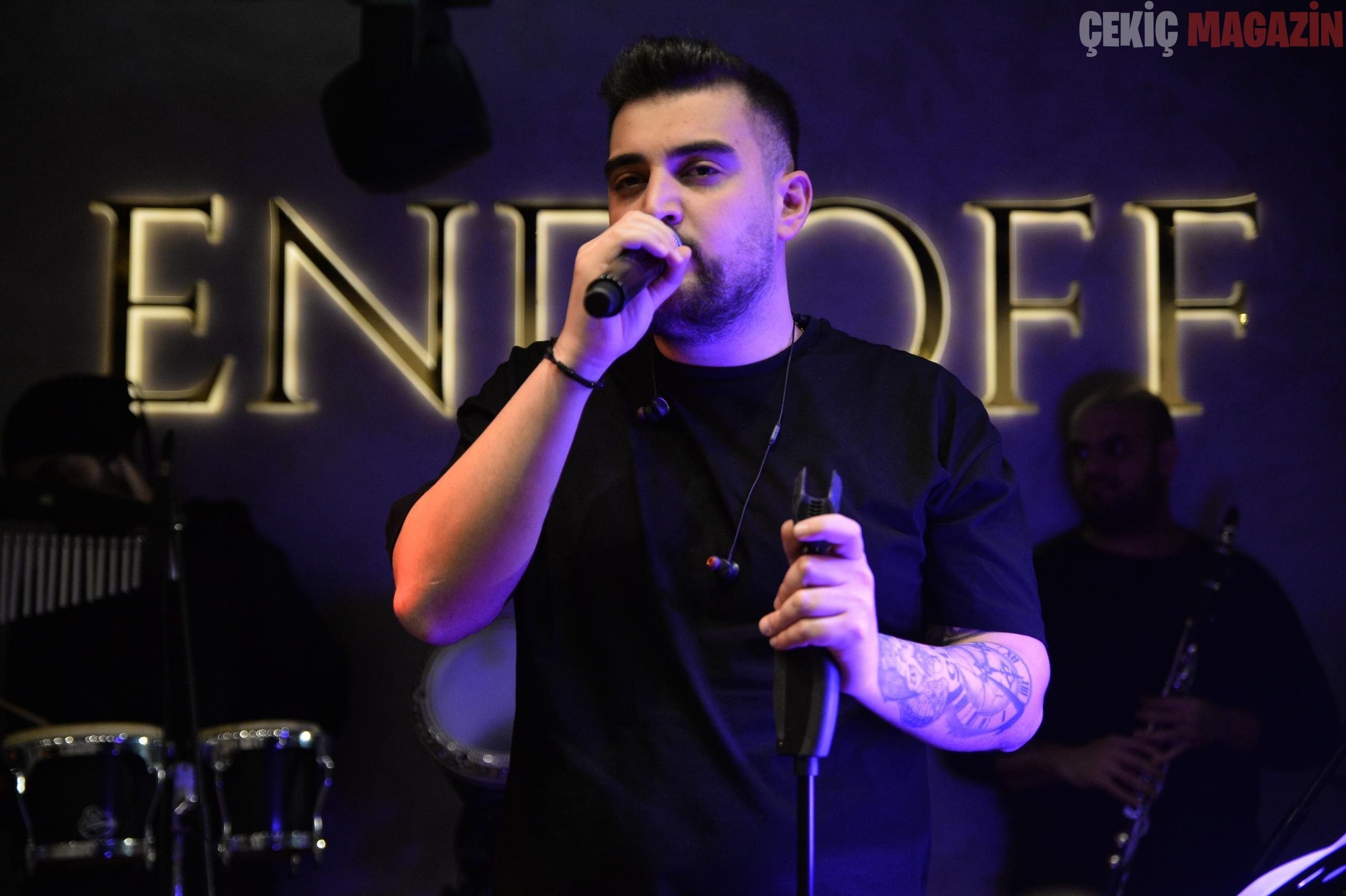 YENİ ŞARKISINI İLK KEZ OKUDU “BENDE SANATÇI EGOSU YOK”