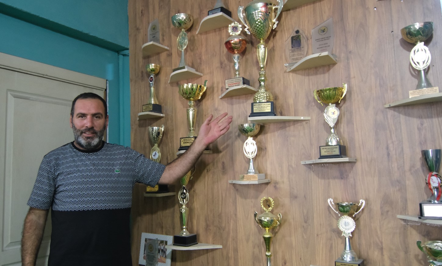 İş, sanat ve cemiyet hayatının sevilen isimlerinden ünlü işadamı Mehmet Olcar’ın Türkiye ve dünyada bir ilke imza atıyor. Sevilen işadamından ‘’Güvercin Okulu’’ projesi.