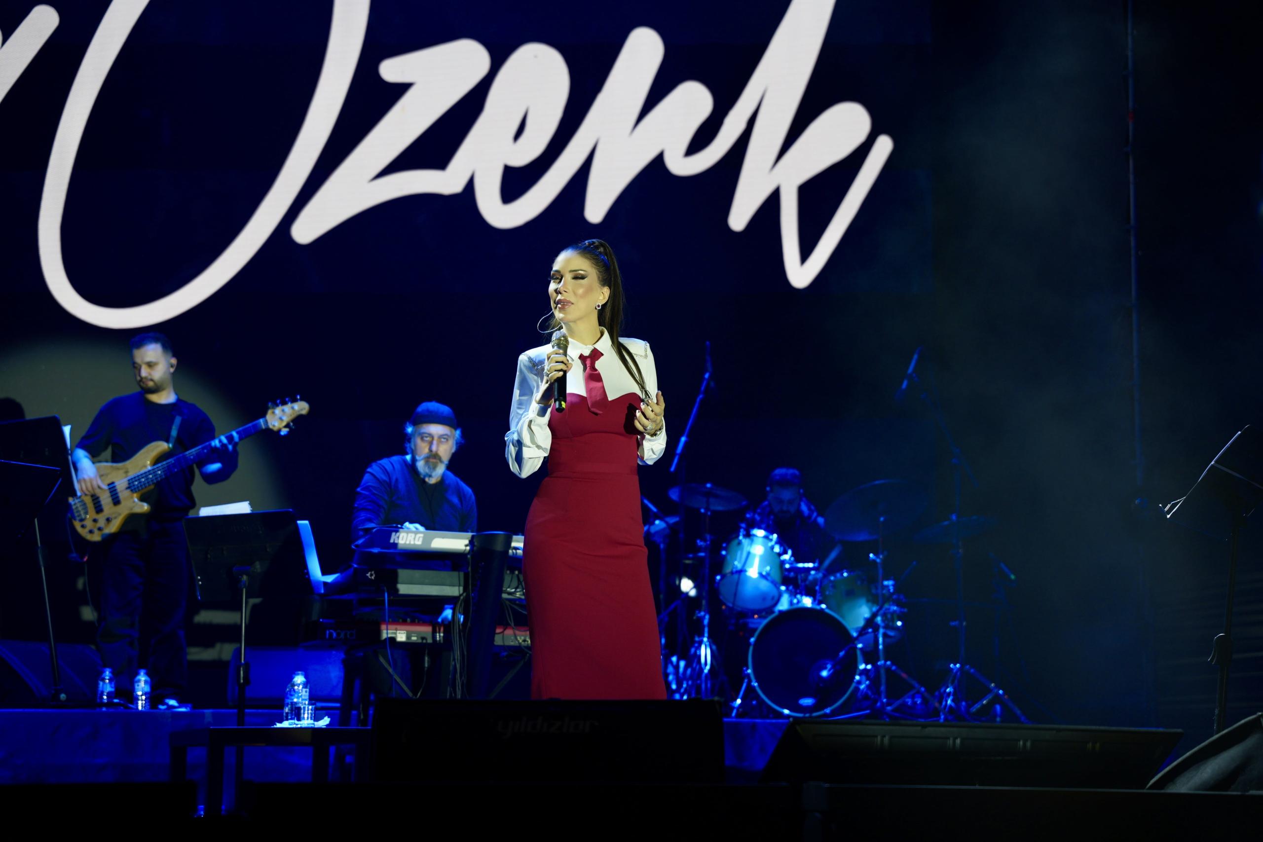 Antalya Kültür Yolu Festivali’nde Tuğba Özerk Türk Bayrağı kıyafetiyle Rüzgar gibi esti! #ŞehirdeFestivalVar