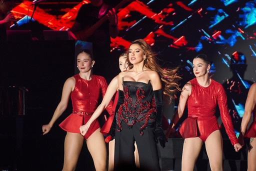 Hadise’den Buruk Yılbaşı Konseri
