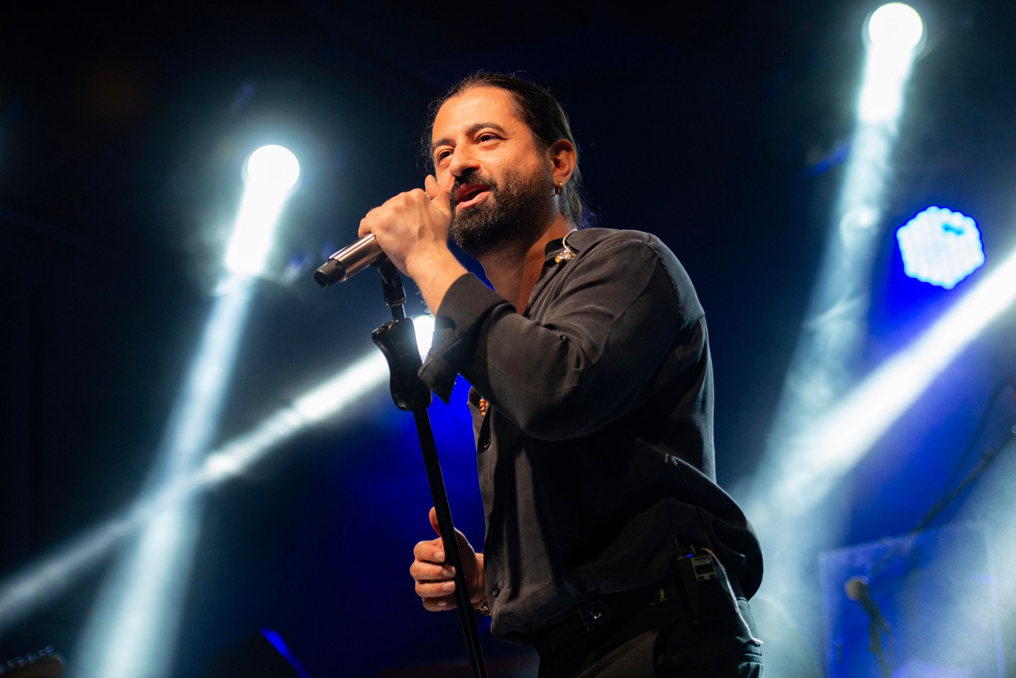 Koray Avcı’dan Duygusal Konser: “Babamın Yelkenlisinde Yaşıyorum”