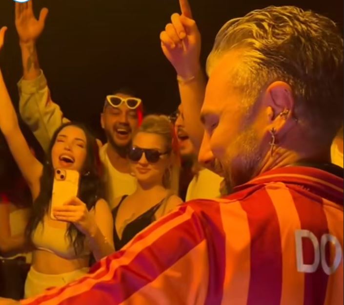 ÜNLÜ DJ DOĞUŞ ÇABAKÇOR ,PAZAR GÜNLERİ EĞLENMEYİ SEVENLER İÇİN MİXERİN BAŞINA GEÇİYOR.