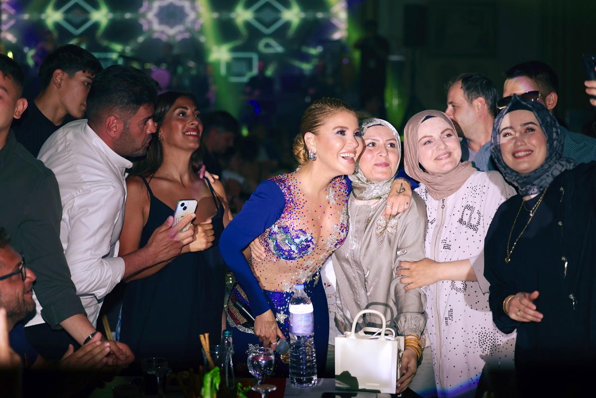 *Gülben Ergen’den Servis Elemanlarına Sahne Sürprizi*