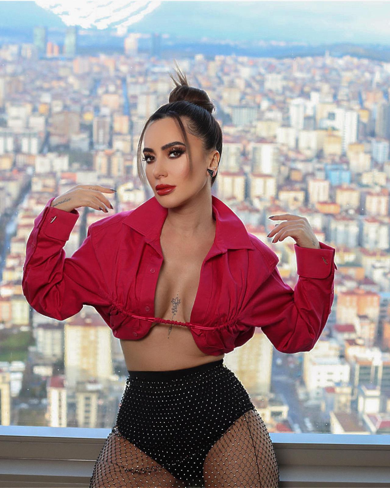 Tuğba Ünal, Instyle Carousel Dergisi’nin Temmuz-Ağustos Sayısına Kapak Oldu!