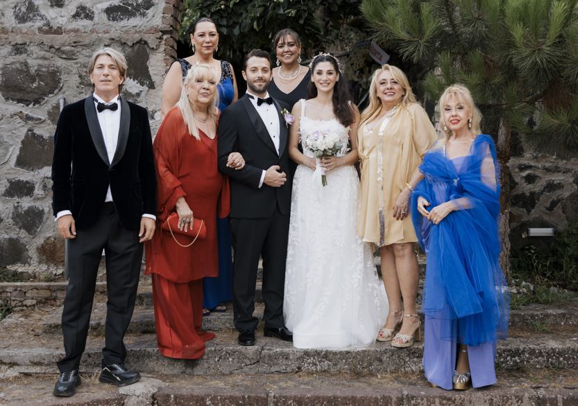Oyuncu Sitare Akbaş, hayatını meslektaşı Cengiz Orhonlu ile birleştirerek evlendi. 