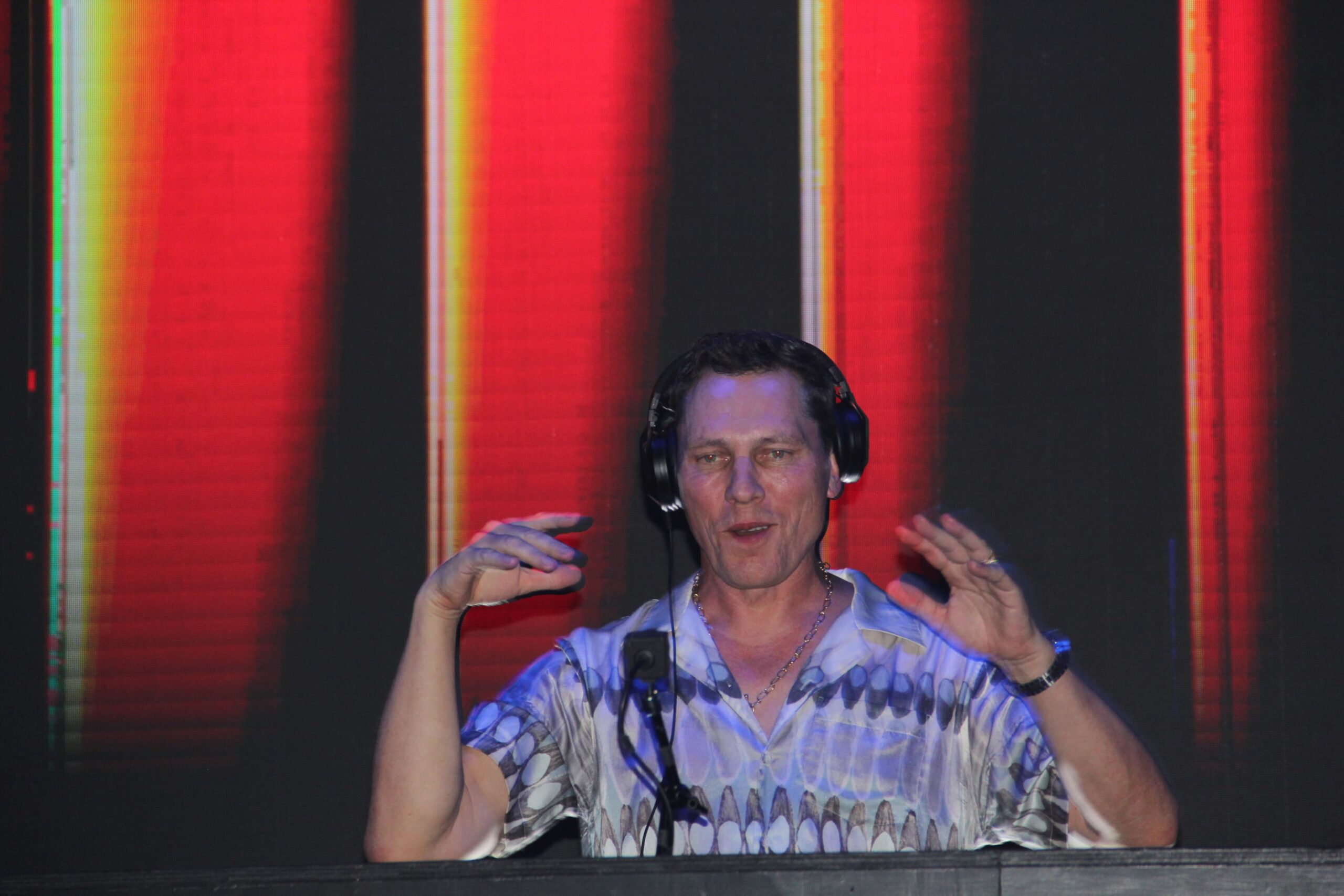DJ Tiësto Kıbrıs’ta Sahneyi Salladı!