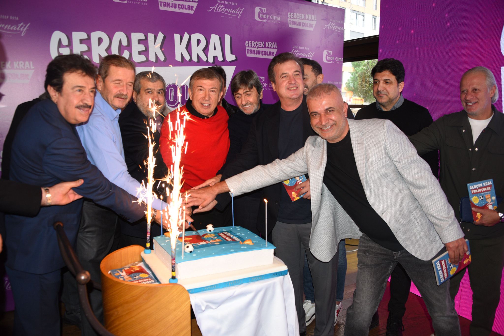 Tanju Çolak’ı Sanat ve Spor Dünyasından Dostları Kitap Lansmanında Yalnız Bırakmadı