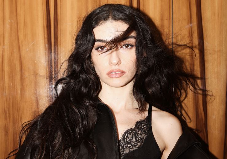 GEÇTİĞİMİZ YILIN    ‘STİL SAHİBİ KADIN OYUNCUSU’  HAZAR ERGÜÇLÜ   ELLE STYLE AWARDS 2026 SAHNESİNDE   BU KEZ ÖDÜL TAKDİM EDECEK