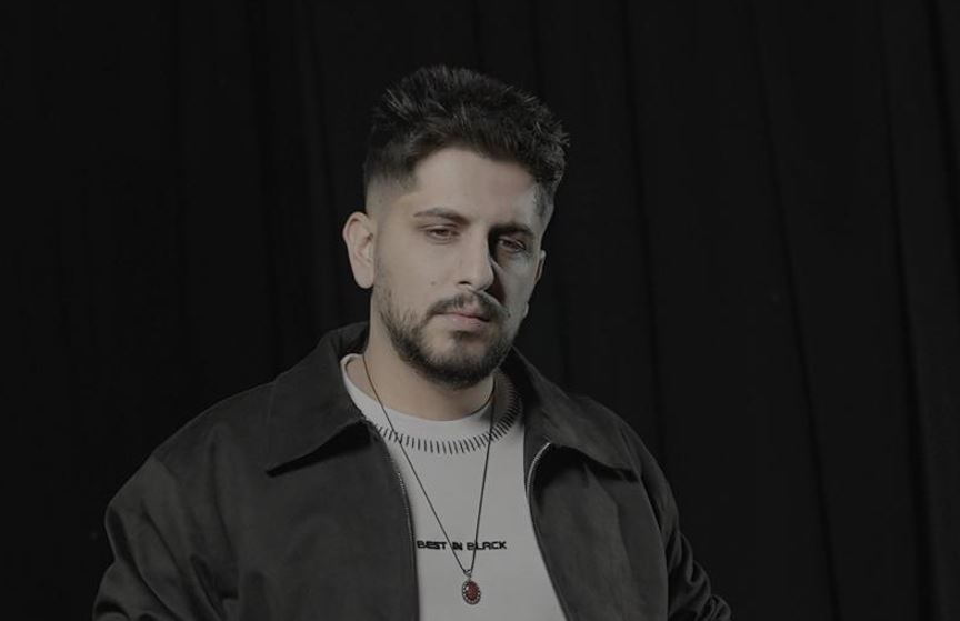 İş dünyasındaki başarılarını müzikle taçlandırmaya hazırlanan Derkan, iddialı bir çıkışla müzik kariyerine adım attı.