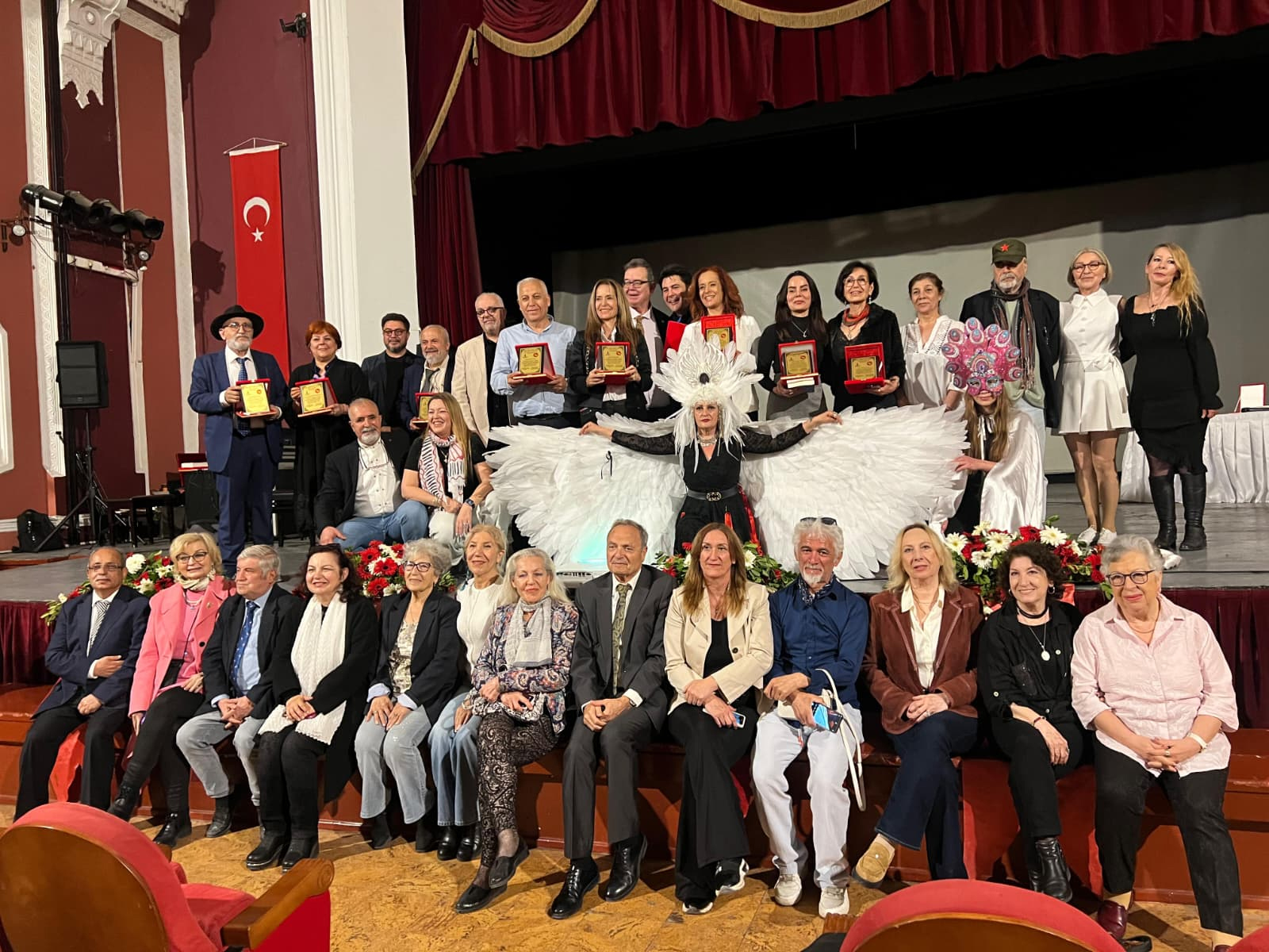 7.Uluslararası Amazonlar ve Titanlar Sanat buluşması’nda Bizimizmir Medya kurucusu ve imtiyaz sahibi Mehmet Kurt da ödüllendirildi.