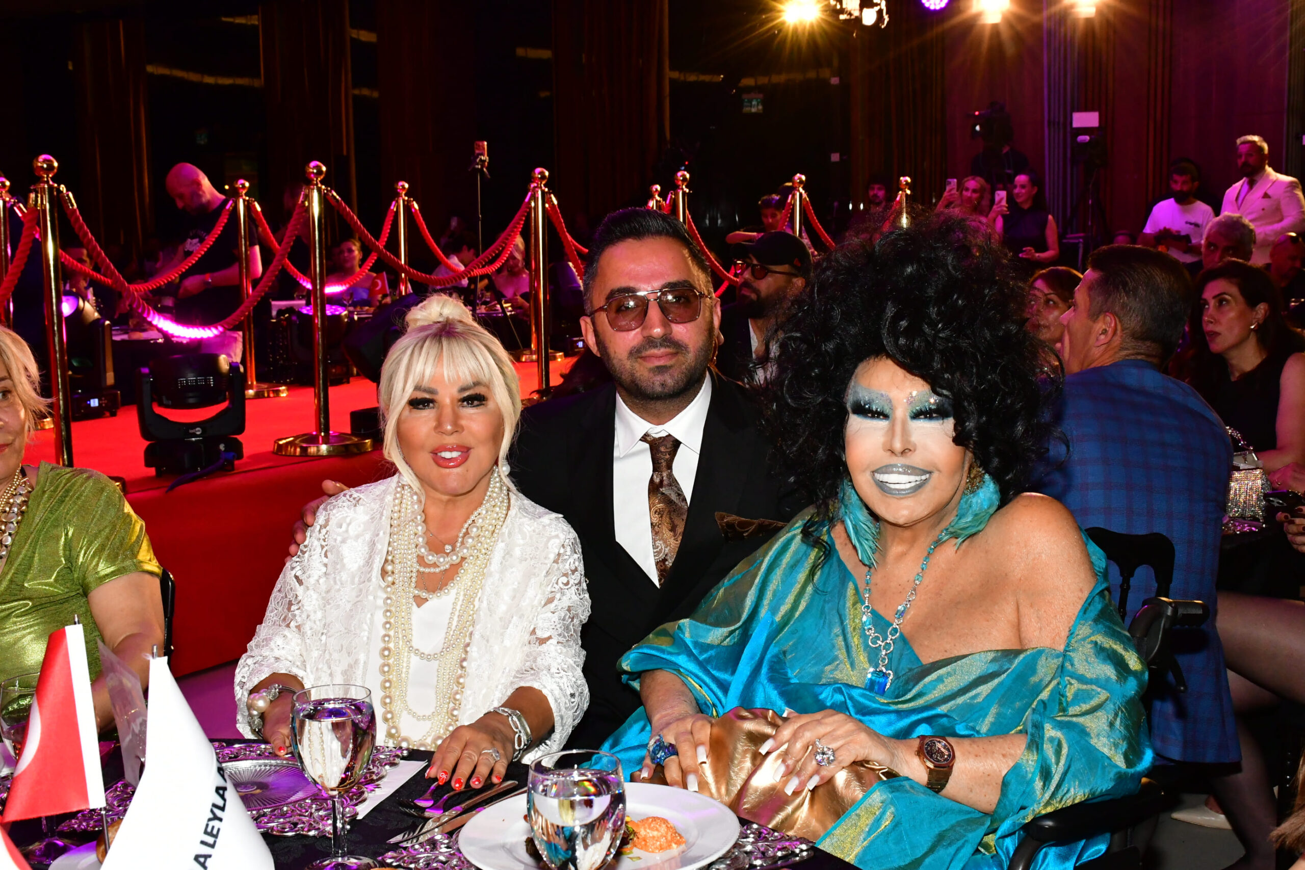 DİVA BÜLENT ERSOY ANKARA’DA GÖZ KAMAŞTIRDI
